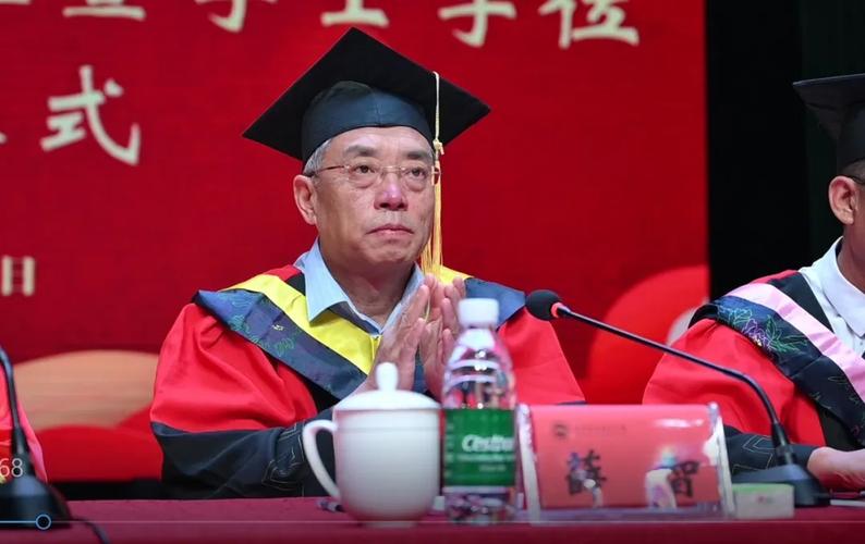 宋兴航校长以一位师长,家长叮咛和嘱托,真情实感漫溢在字里行间,发自